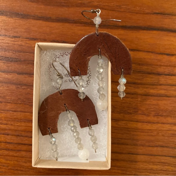 Handmade.
Recycled Leather, Sterling Silver, Labradorite & Moonstone Beads. - Picture 4 of 4